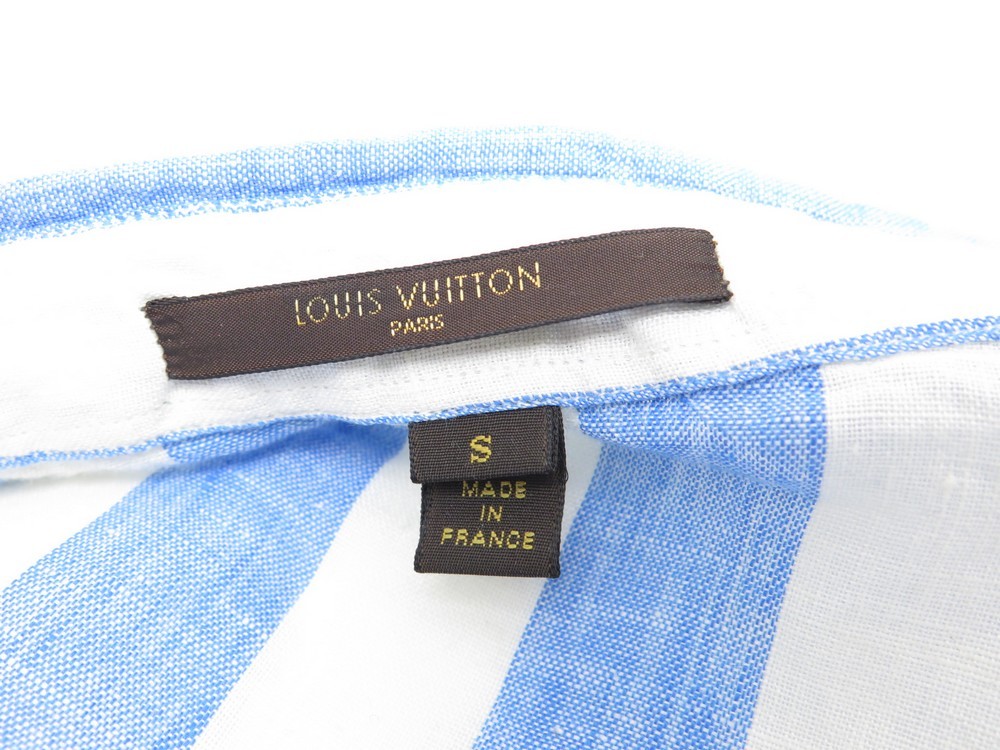 Louis VUITTON DEUX CHEMISES pour Homme, la première oxford bleu ciel, la  seconde en coton beige