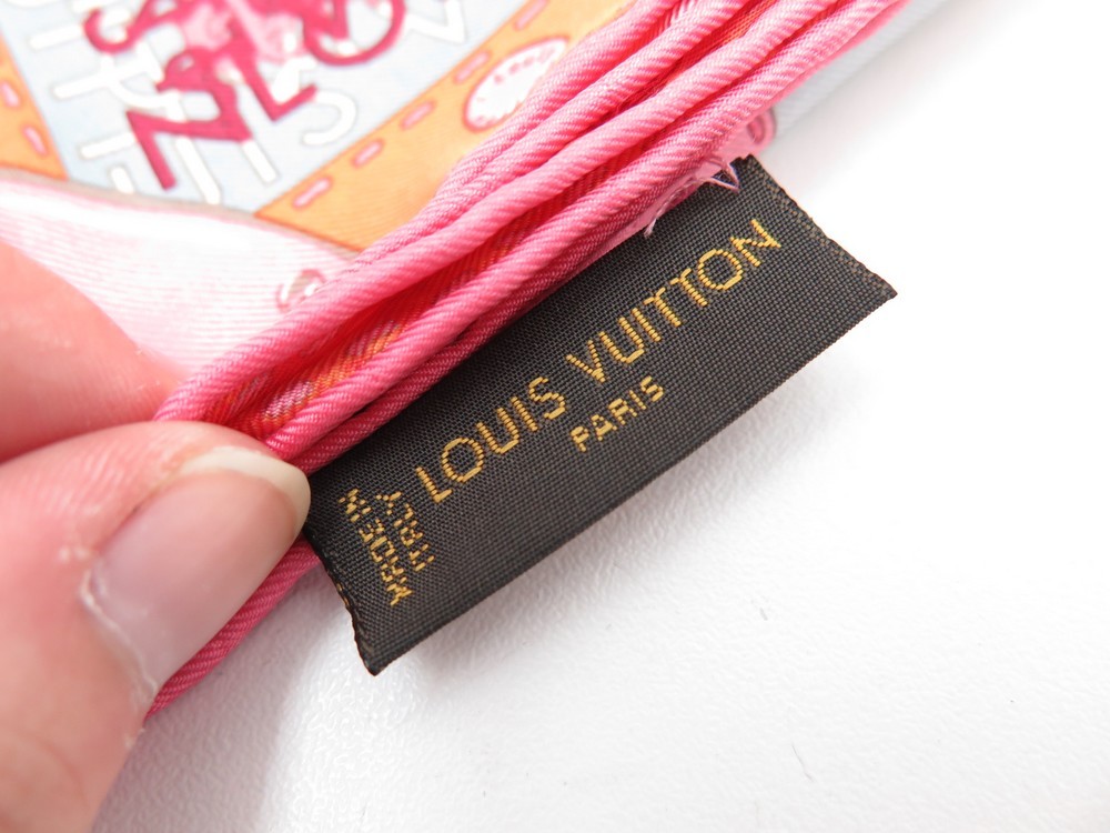 Louis Vuitton, foulard carré à motifs polychromes en pur…