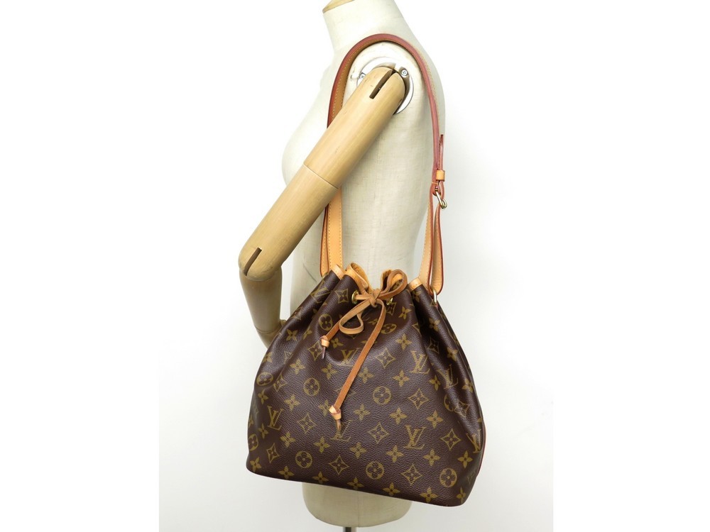 Un sac seau LOUIS VUITTON modèle NéoNoé toile monogram m…