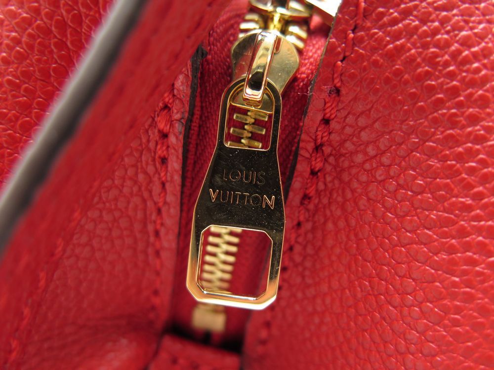 Sac à main Louis Vuitton Nano Montaigne en cuir rouge