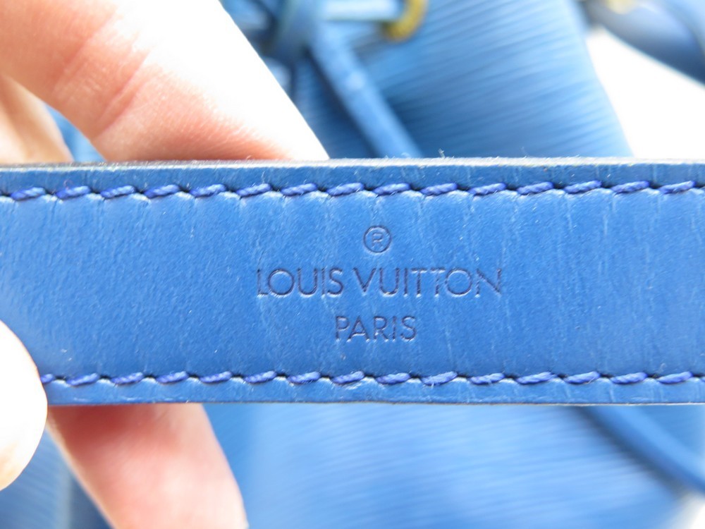 Sac bandoulière Louis Vuitton NéoNoé en cuir épi bleu indigo et cuir rouge