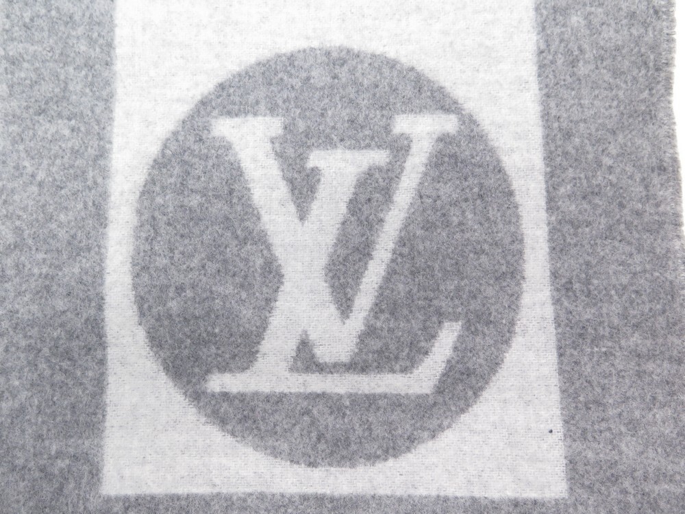 Shop Louis Vuitton Cardiff scarf (M70484, M70482) by Maisondesoeur