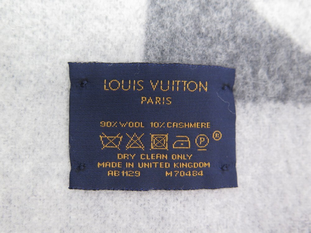 Shop Louis Vuitton MONOGRAM Cardiff Scarf (M70482, M70484) by