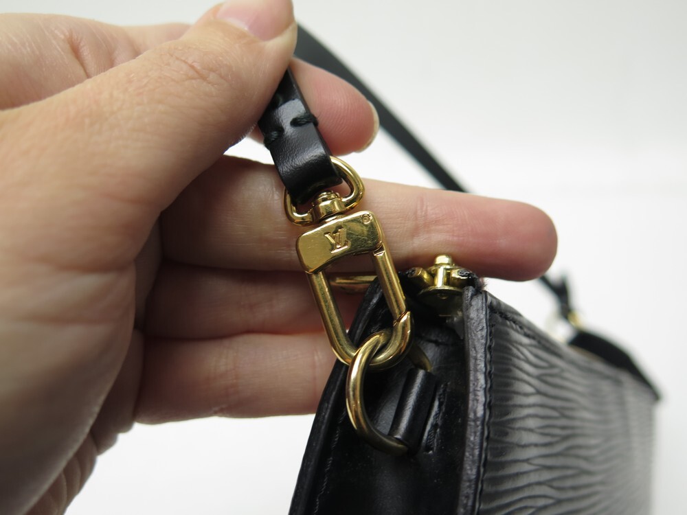 Sac à main pochette accessoire en velours Louis Vuitton Noir en