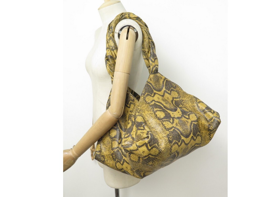 sac a main givenchy pyramidal balle cuir facon