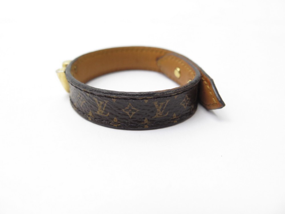 Shop Louis Vuitton V Essential v bracelet (M6042G) by BrandShoppe