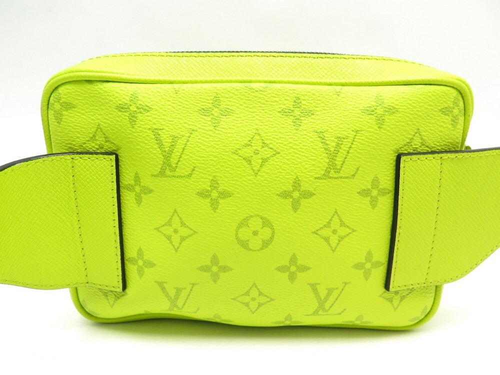 Bum bag / sac ceinture leather handbag Louis Vuitton Green in