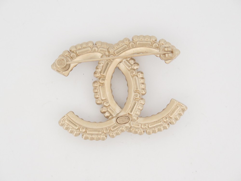 broche chanel logo cc en perles strass metal
