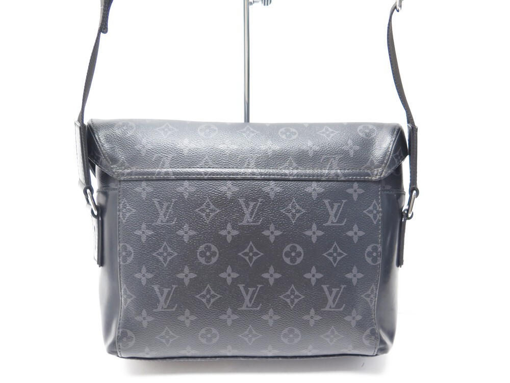 Louis Vuitton Messenger Voyager PM Black Taiga Leather ○ Labellov ○ Buy and  Sell Authentic Luxury