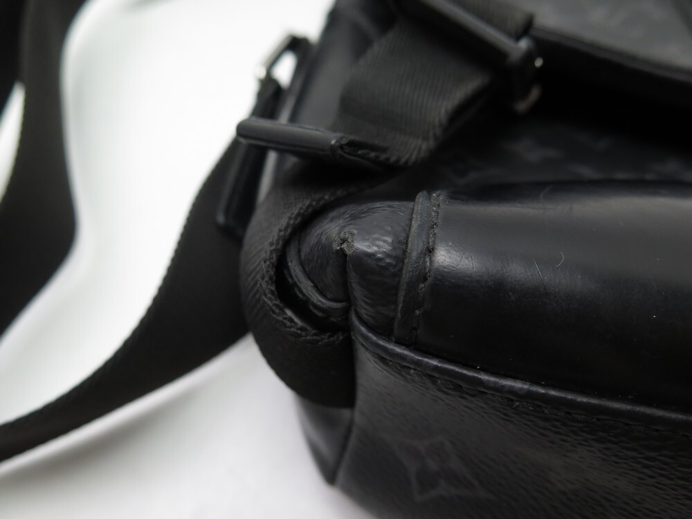 Túi đeo chéo Louis Vuitton Messenger PM Voyager hoa đen khóa gài
