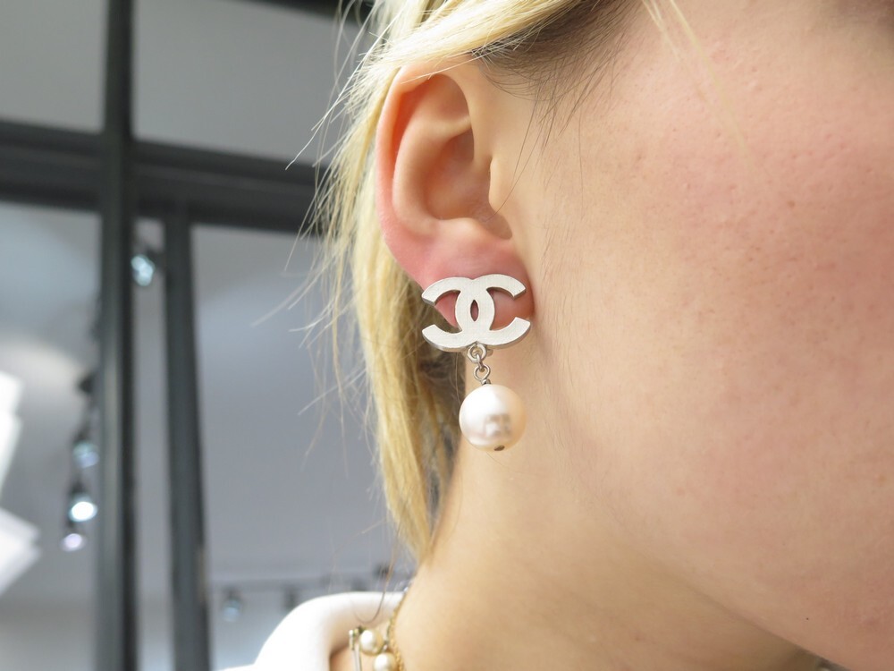 boucles d'oreilles chanel logo cc et perles metal