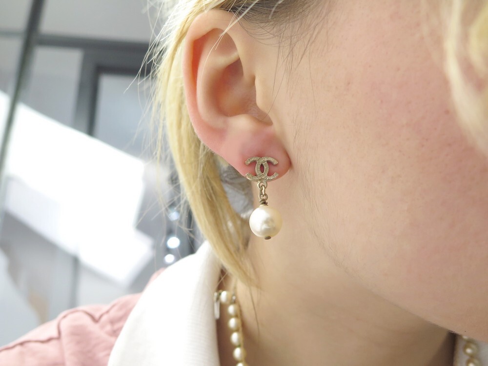 boucles d'oreilles chanel logo cc et perles metal dore